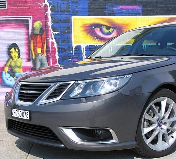 Saab 9-3 Aero SportCombi: Der zentrale Kühlergrill mit seinem Flügel-Motiv und die U-förmige Muschelschalen-Optik der Motorhaube waren zum ersten Mal beim Konzeptfahrzeug Aero X zu sehen.